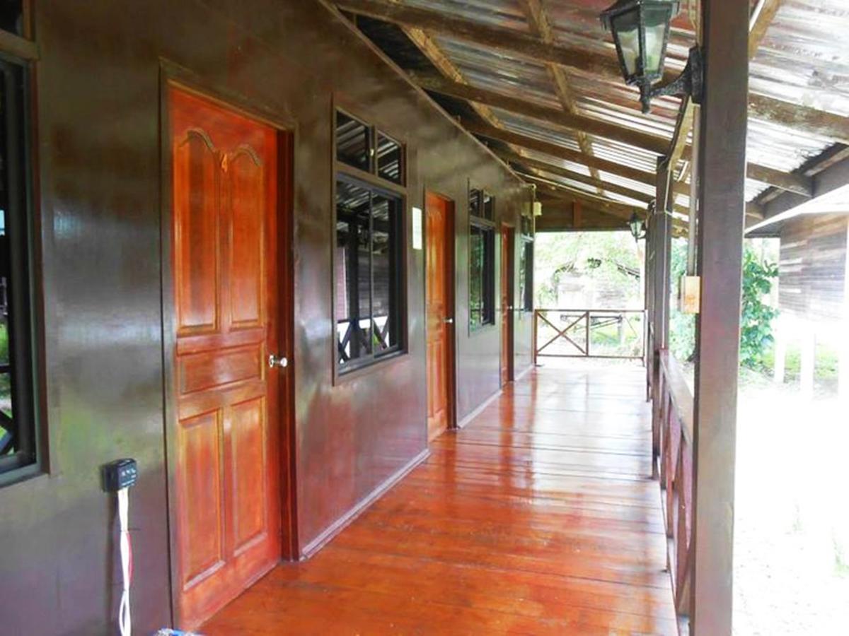 Benarat Lodge Мулу Экстерьер фото